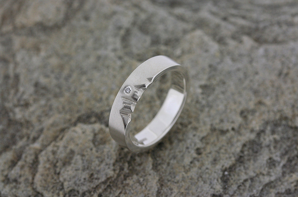 Highland Flat Ring with Diamond